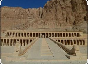 a building in the desert with a mountain in the background at Elbess For Tourism in Jazīrat al ‘Awwāmīyah
