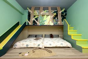 a childs bedroom with a bed and a staircase at Wawa Ocean Family B&B in Taitung City