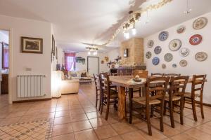 una cucina e una sala da pranzo con tavolo e sedie di Il Rifugio del Viaggiatore a Torrevecchia Teatina
