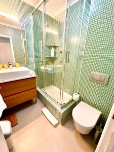 a bathroom with a shower and a toilet and a sink at Retiro dos Poetas, cozy and spacious in Oeiras