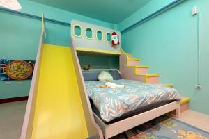 a childs bedroom with a bunk bed and a slide at Wawa Ocean Family B&B in Taitung City