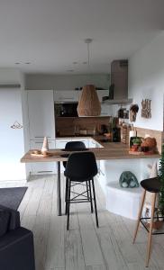 uma cozinha com mesa e cadeiras em uma sala em Sweet Dreams em Visé mais 26 fotografias