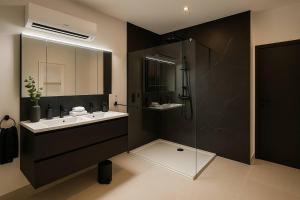 Bilik mandi di Modern Comfort - Bus & Tram at Door