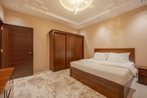 Una cama o camas en una habitación de شُرفه سويت توصيل مجاني من المطار