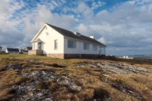 トレアルジルにあるAEL-Y-BRYN-5 BED- DRAMATIC SEA VIEWS - Sleeps 12の高台白家