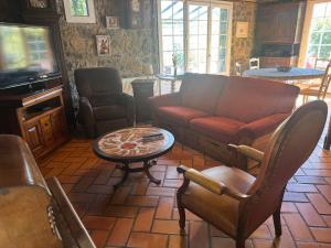 a living room with a couch and a tv at Chalet 09 in Albiès