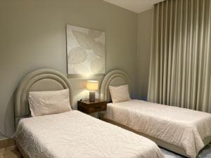 Postel nebo postele na pokoji v ubytování Vera 2 Apartment شقه أنيقه بالخبر بثلاث غرف نوم وصاله تتسع ل 6 اشخاص + 27 fotografií
