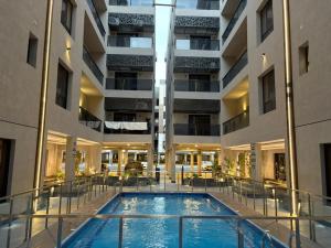 Bazén v ubytování Vera 2 Apartment شقه أنيقه بالخبر بثلاث غرف نوم وصاله تتسع ل 6 اشخاص nebo v jeho okolí