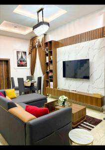 Μια τηλεόραση ή/και κέντρο ψυχαγωγίας στο Kemson 4BR Stylish Home - VGC Lekki