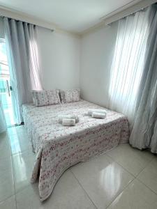 Ένα ή περισσότερα κρεβάτια σε δωμάτιο στο Excelente Casa - Vilas do Atlântico- Prox - Salvador