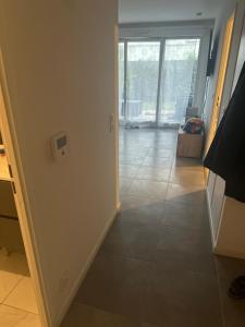 Habitación con pasillo y suelo de baldosa. en T2 gare de trappes, en Trappes