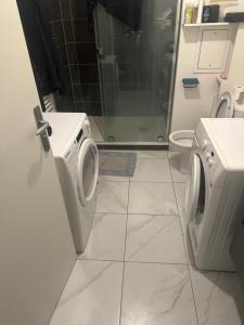 Un baño con lavadora y lavadora. en T2 gare de trappes, en Trappes