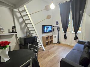 TV a/nebo společenská místnost v ubytování Agréable studio Ronce les bains