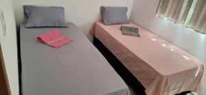 ジョアンペソアにあるNew apartment in João Pessoaの部屋に並んで置かれた2つのベッド