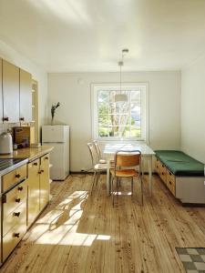a kitchen with a table and chairs in a room at 2 Houses & A Barn Twin Room in Leknes