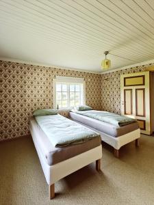 a bedroom with two beds in a room at 2 Houses & A Barn Twin Room in Leknes