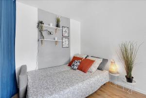 Ένα ή περισσότερα κρεβάτια σε δωμάτιο στο Studio Cosy - Gare - Métro - Calme - central