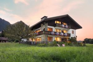 ein Haus mitten auf einem Feld in der Unterkunft Landhaus Pichler mit Sauna in Ruhpolding