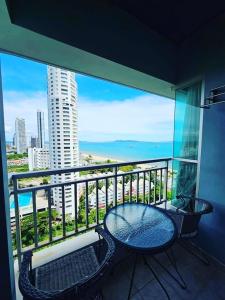 a balcony with a table and chairs on a balcony at Seaview 1Bedroom 1Bathroom 33Sqm Floor14th Pattaya FO in Jomtien Beach +59 photos
