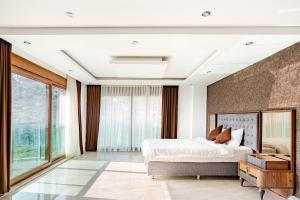 une chambre avec un grand lit et une grande fenêtre dans l'établissement Alanya Luxury Villas 1, à Alanya 79 autres photos