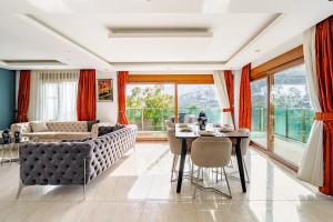 un salon avec un canapé et une table dans l'établissement Alanya Luxury Villas 1, à Alanya