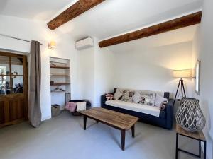 Ruang duduk di Bastidon avec vue et piscine au coeur du Luberon