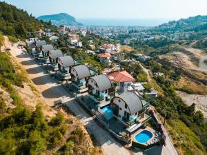 une vue aérienne d'une maison sur une colline dans l'établissement Alanya Luxury Villas 1, à Alanya