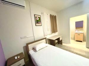 Ένα ή περισσότερα κρεβάτια σε δωμάτιο στο Delta Suites 6 Nicosia