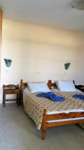 een slaapkamer met 2 bedden in een kamer bij Green Hill Seaside Studios in Kokkari
