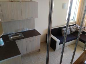 A kitchen or kitchenette at Aparthotel Lucky Family