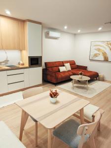 una sala de estar con un sofá y una mesa en Villa Bella, en Orechová Potôň