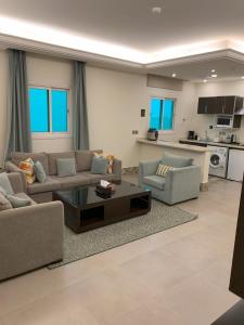 een woonkamer met een bank en een salontafel bij Alarjan Dream in Riyad