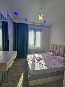 une chambre avec un grand lit et une table dans l'établissement Premium apartment in Batumi 1718, à Batoumi