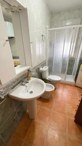 a bathroom with a white sink and a toilet at Apartamento POSEIDÓN in Quesada