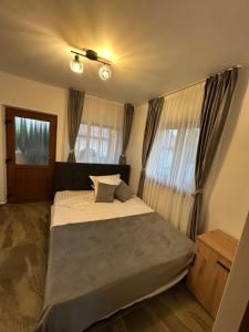 Ένα ή περισσότερα κρεβάτια σε δωμάτιο στο Casa Mărul Auriu