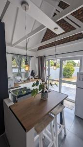 cocina con encimera de madera y mesa en Central Cottage Walmer, en Gqeberha