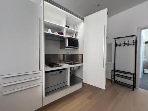 Kuchyň nebo kuchyňský kout v ubytování Cozy 1 Apartment - City Center Train Station