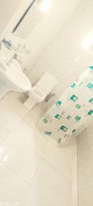 ein Badezimmer mit Waschbecken und Toilette in der Unterkunft Cutting Edge Guest House in Daranka + 65 Fotos