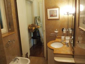 une salle de bain avec un lavabo et des toilettes dans l'établissement ISOLA Rooms - Isola pedonale Crocetta Politecnico, à Turin