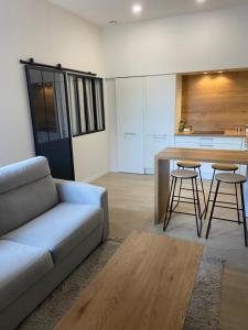 een woonkamer met een bank en een tafel bij Lou Occitan in Béziers