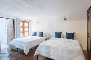 two beds sitting next to each other in a bedroom at Amplia Casa en el Corazón del Centro | 4hab + Est in Puebla +50 photos