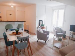 a living room with a table and chairs at Adresse cachée in Chalons en Champagne