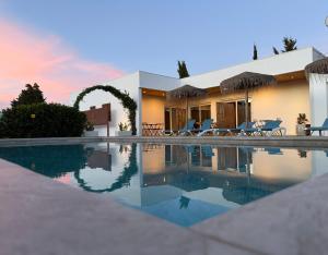 Πισίνα στο ή κοντά στο APARTAMENTOS LA MAR SALÁ piscina compartida