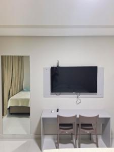 TV a/nebo společenská místnost v ubytování Studio 04 - 2K Atalaia Apenas 150m da Orla