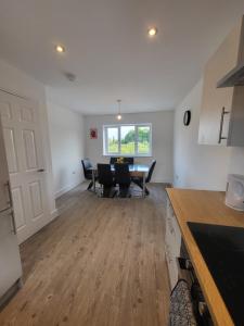 a kitchen and dining room with a table and chairs at Kimberworth Family Stay in Kimberworth