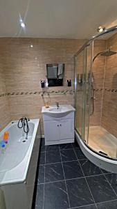 Koupelna v ubytování Single cosy room in family home-Wednesbury