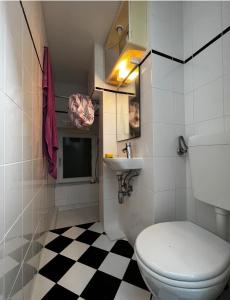 Koupelna v ubytování Kleine Wohnung Erdgeschoss Wiesbaden Stadtmitte