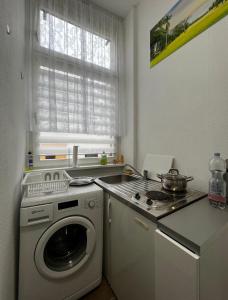 Kuchyň nebo kuchyňský kout v ubytování Kleine Wohnung Erdgeschoss Wiesbaden Stadtmitte