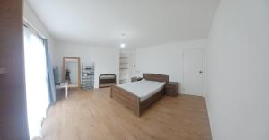 Ένα ή περισσότερα κρεβάτια σε δωμάτιο στο Spacious room