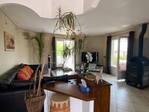 ジニャックにあるMaison agréable proche de Saint Guilhem-le-Desert 2 chambresのソファとテーブルのあるリビングルーム